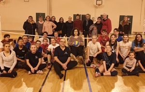 Soirée découverte et pratique du Volley Assis à l'USV Volley pendant le créneau des jeunes joueuses et joueurs pour la deuxième année. Cette année les adultes sur leur créneau ont aussi fait cette découverte.